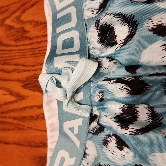 Under Armour Heatgear Loose Fit shorts - Picture 3 of 6